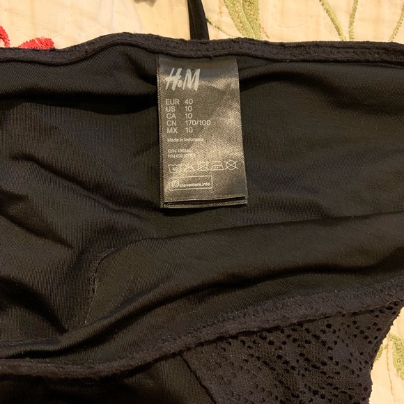 black bikini - Picture 5 of 5